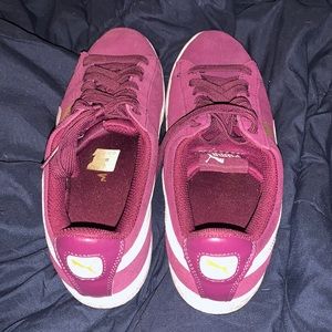 Pumas: Size 7.5 in Wm. They are a suede material.